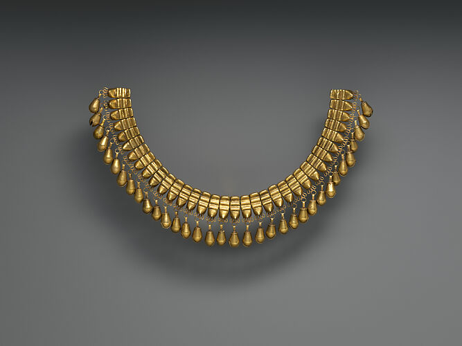 Necklace with jaguar teeth-shaped beads